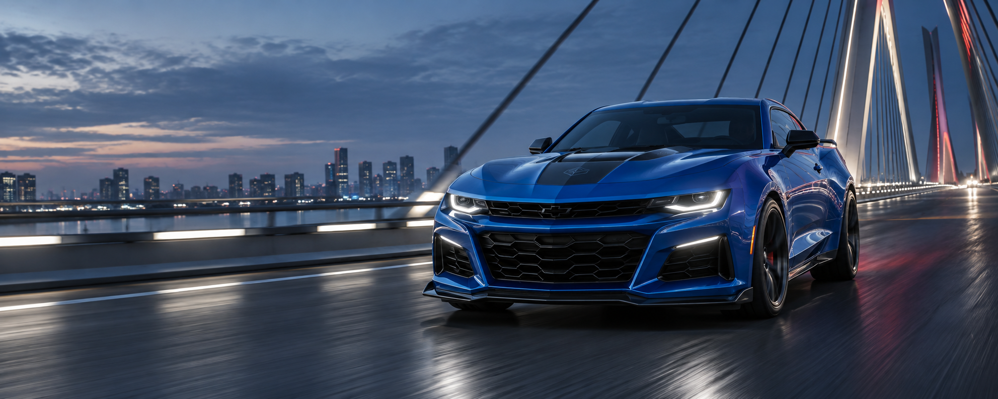 Chevrolet Camaro azul sobre un puente